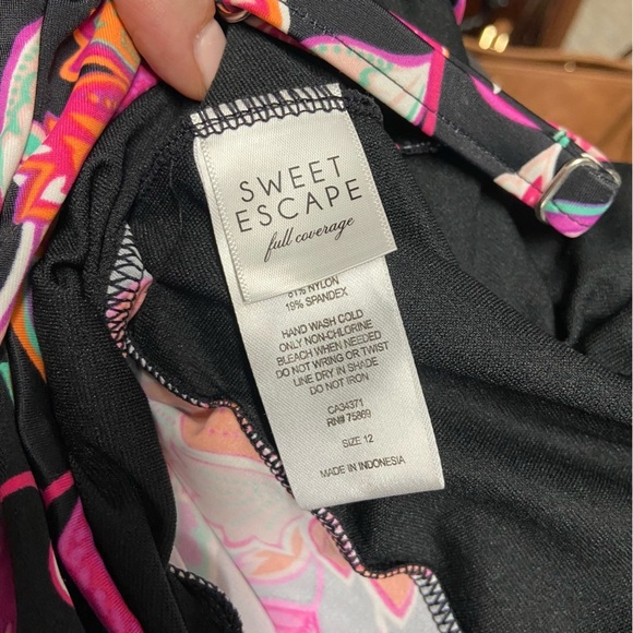 Sweet Escape Full Coverage Swim Top Ladies Size 12 Black with Pink Floral Beach - Picture 7 of 11